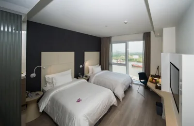 Premier-Doppel- oder Zweibettzimmer mit Flussblick — Liberty Central Saigon Riverside Hotel